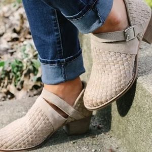 Rebel ankle boots western almond toe distress leather size 8.5